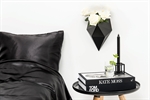 Crate vase sort lille fra Sinoq Design med roser - Tinashjem